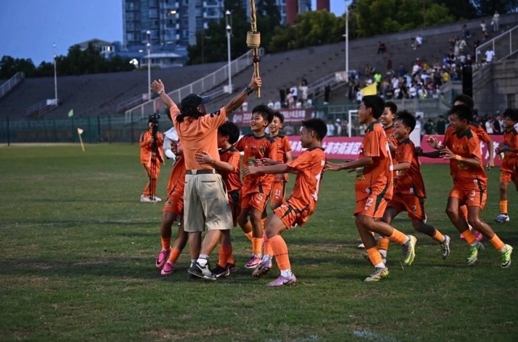 ⚽让二追三！一群中国小孩把三年没输过的老挝冠军打回家了。这支老挝球队什么来头