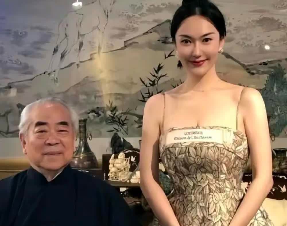 据说，范曾和徐萌结婚时，已签了财产协议，范曾结婚前个人财产，包括字画、古董、存款