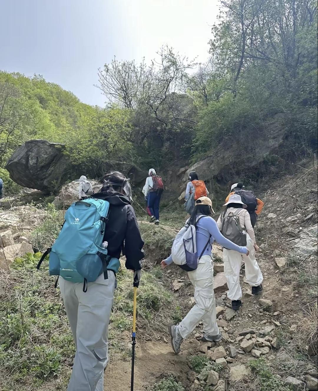 上周末陪媳妇去爬四明山，队伍里有个男的，一路跟着她走，水和能量棒塞得勤快，还凑近