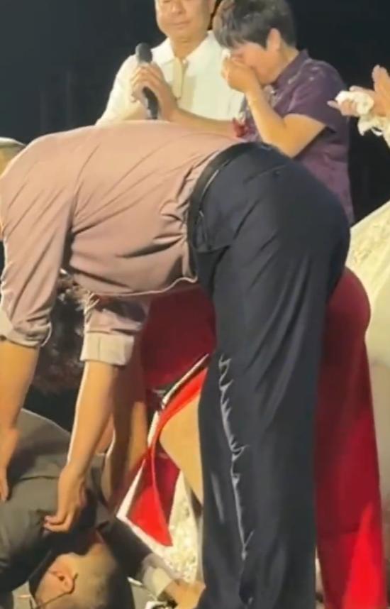 “狠狠打了捞女的脸！”新郎爸爸癌症晚期，新娘家妈妈知道后，主动退回了全部彩礼，并