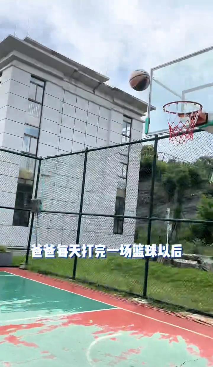 每天传一个球，阿尔茨海默病老爸的情绪海啸平静了376天。球到手，他眼睛发亮。