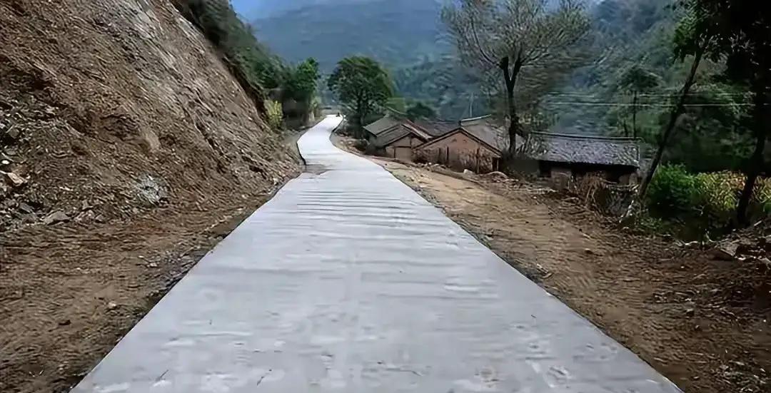 为啥说如果你发现一个村连水泥路都没有，那就千万不要和这个村的人打交道。在村村通工