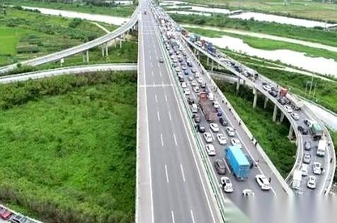 现在上高速，打开任何一个私家车的后备箱，不知道的还以为是去逃难的。整箱的矿泉水