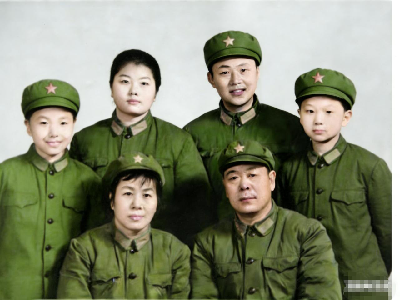 70年代，岳振华和夫人李德序，以及自己的子女岳山等人，一张温馨的合影，从镜头中我