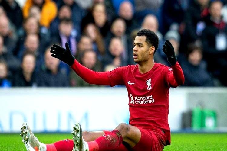 利物浦现在就像一辆油门踩到底却挂不进档的跑车，轰得震天响，往前窜得磕磕绊绊。