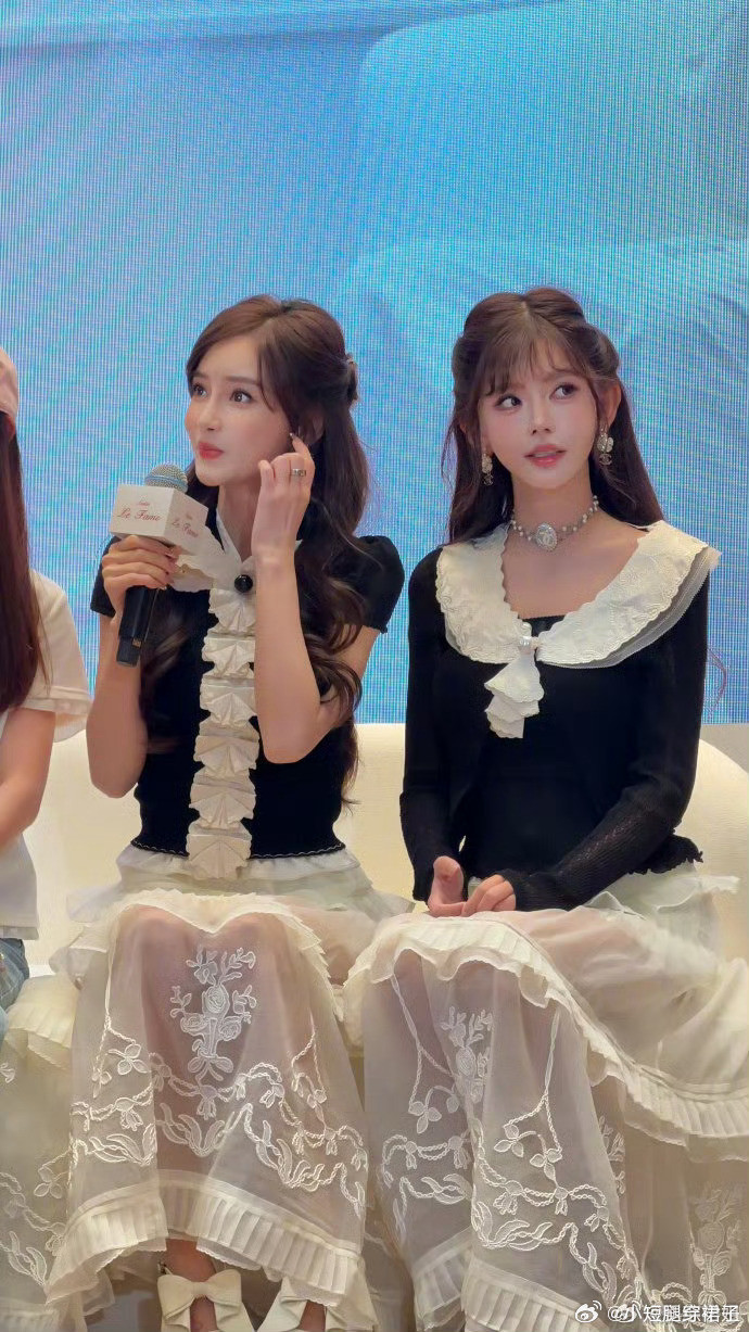 Angelababy韩安冉同框这都撞衫了，韩安冉居然抗住了