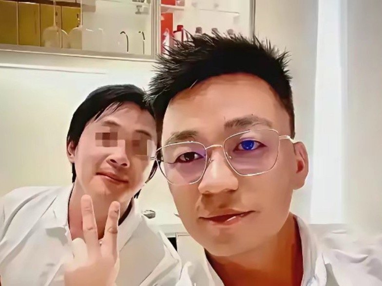 王宝强整容了？42岁戴金框眼镜撞脸汪小菲，为配学霸女友这是要转型偶像…