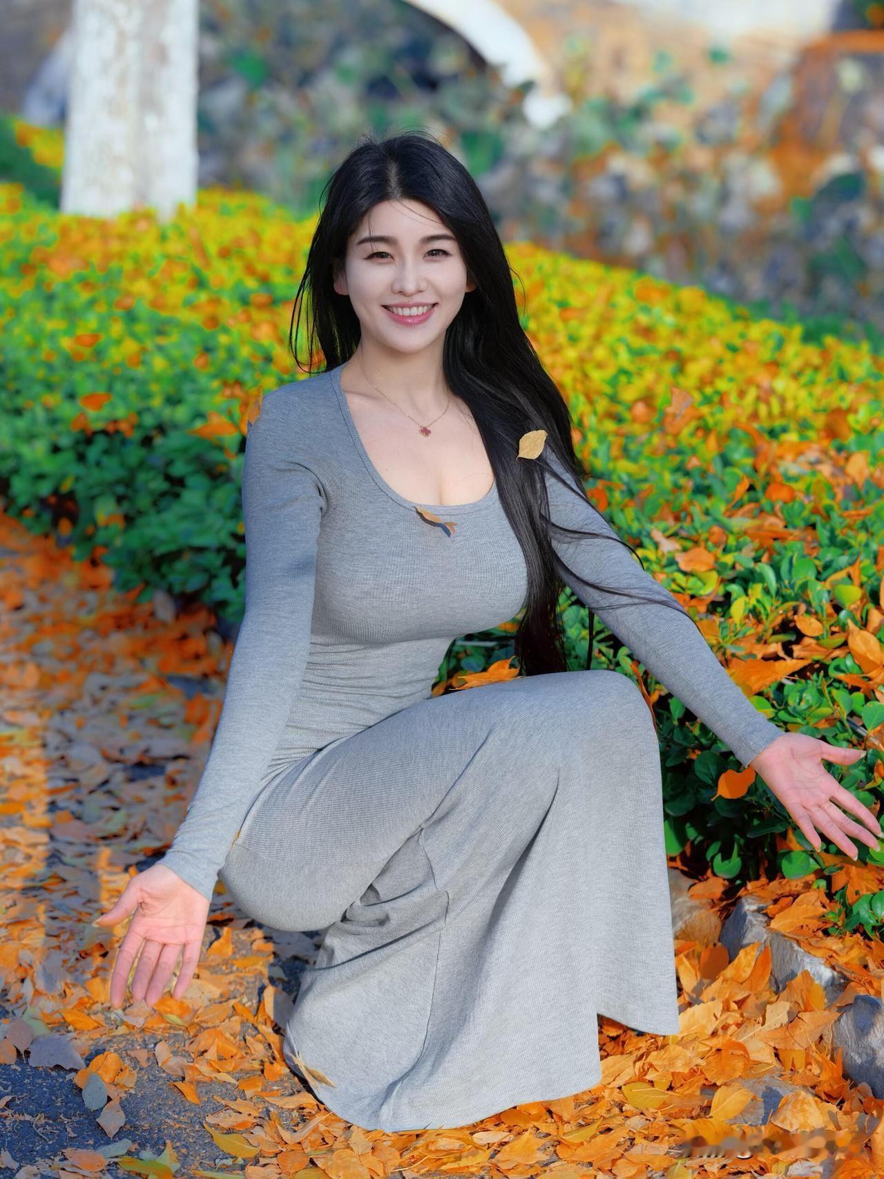 秋日暖阳下，微笑的少女与落叶共舞