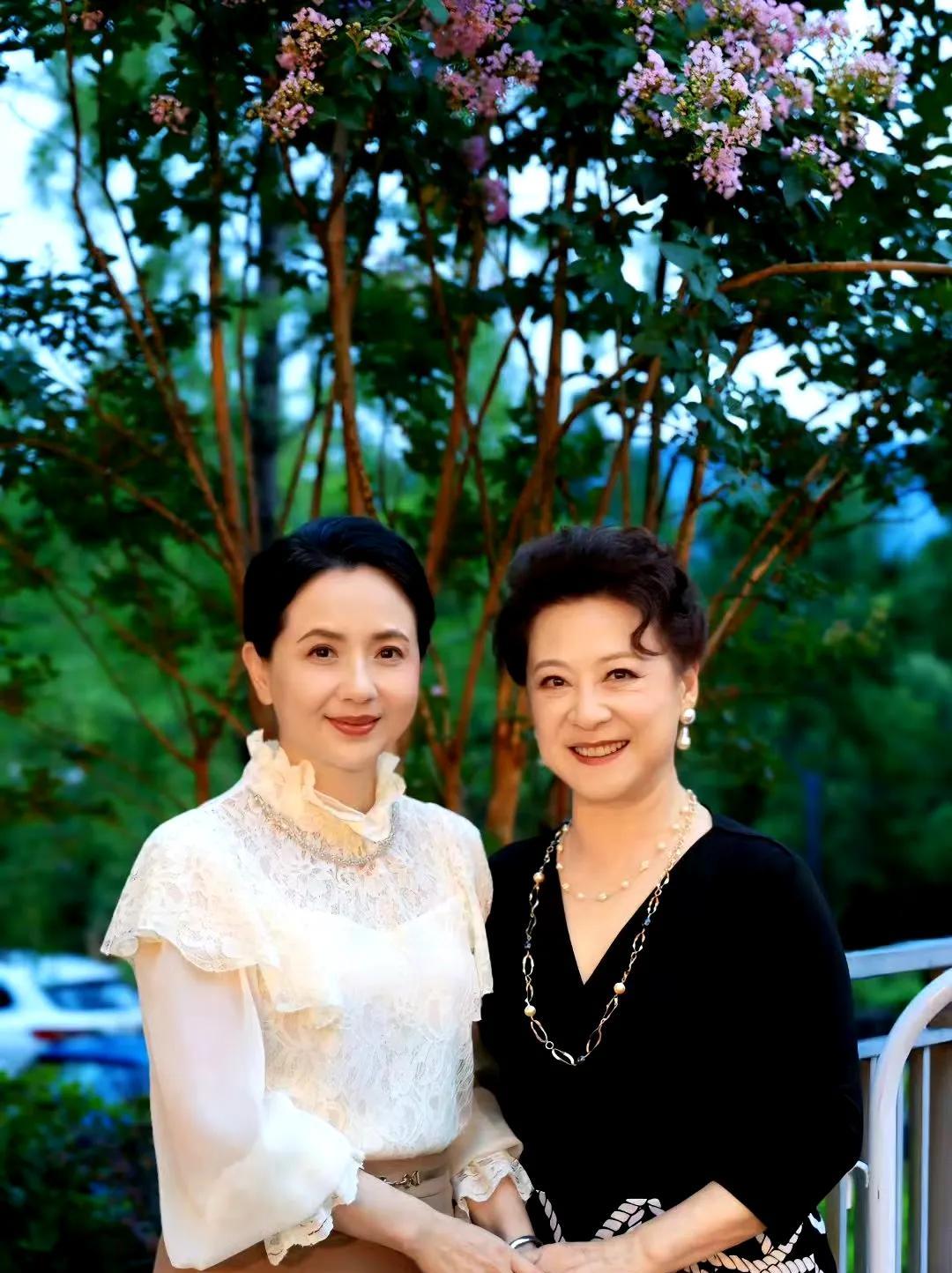 这才是中国的顶级女星，59岁的陶慧敏与76岁的王馥荔同框，真的是岁月从不败美人，