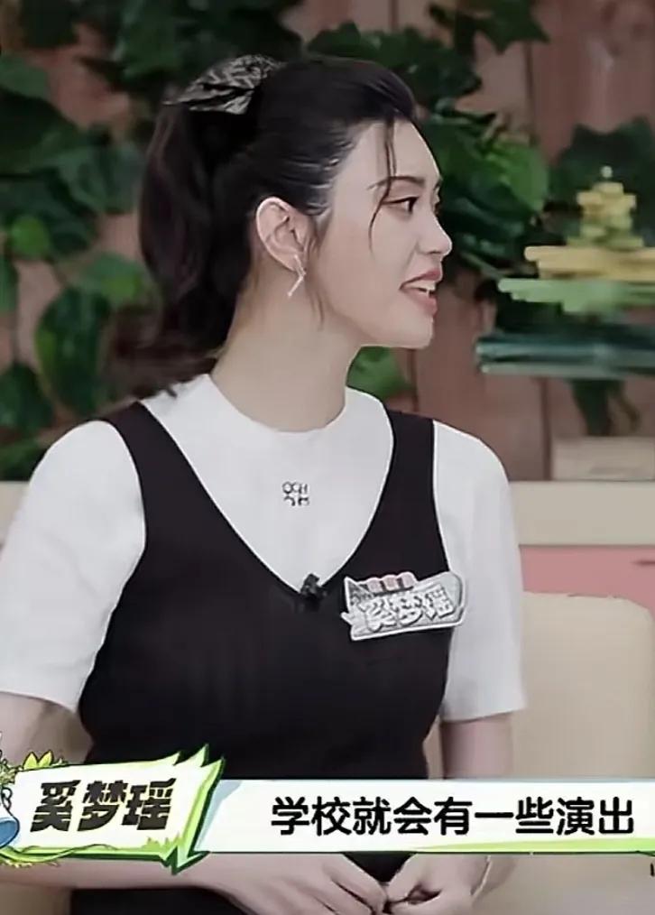 奚梦瑶：“我儿子上幼儿园之后，学校就会有一些演出，之前有个机会学校让他报幕，就他