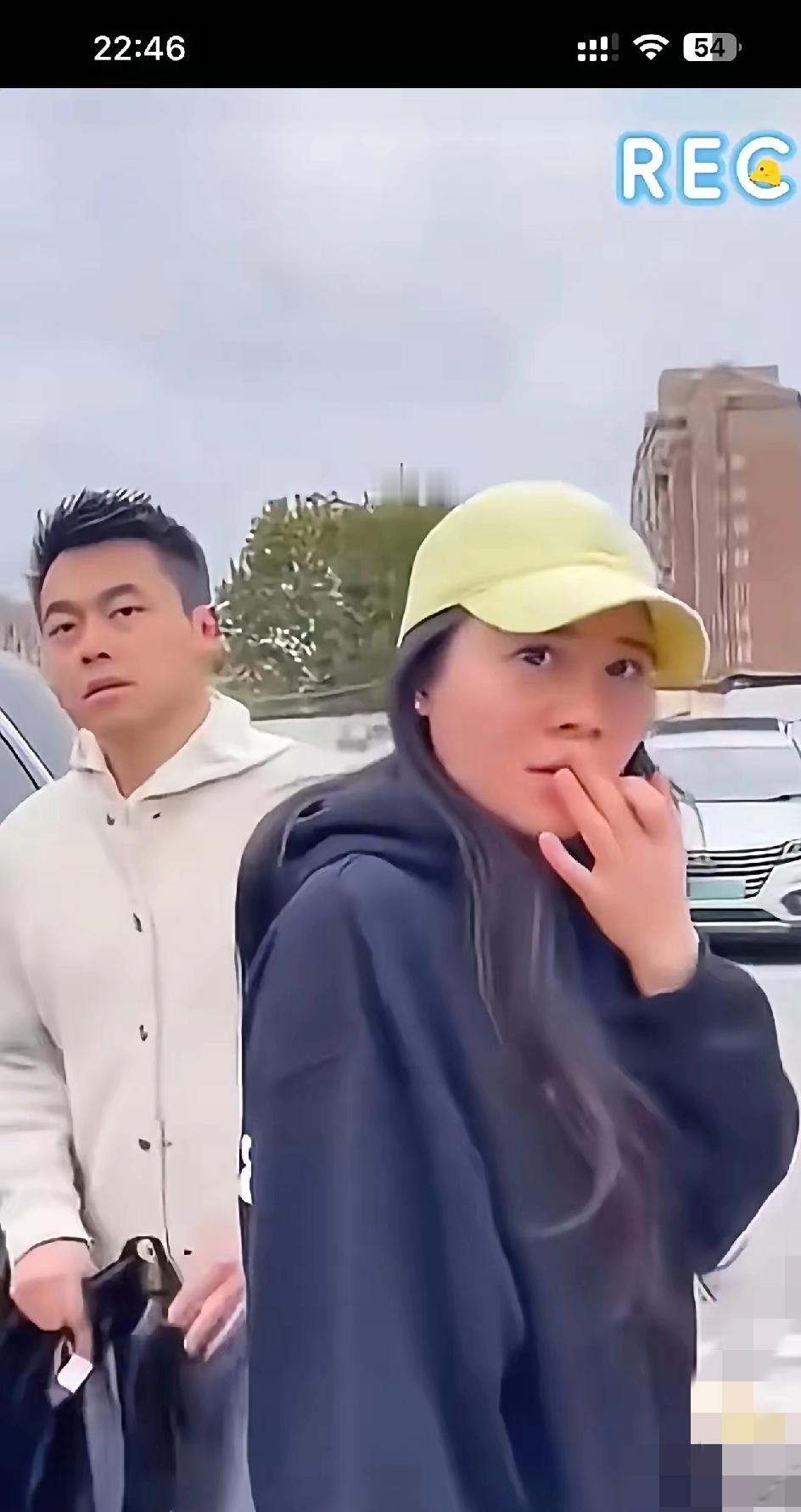 真的服了！这男的三点操作，每一点都让人想骂句“离谱”！老婆去医院，撞见他带