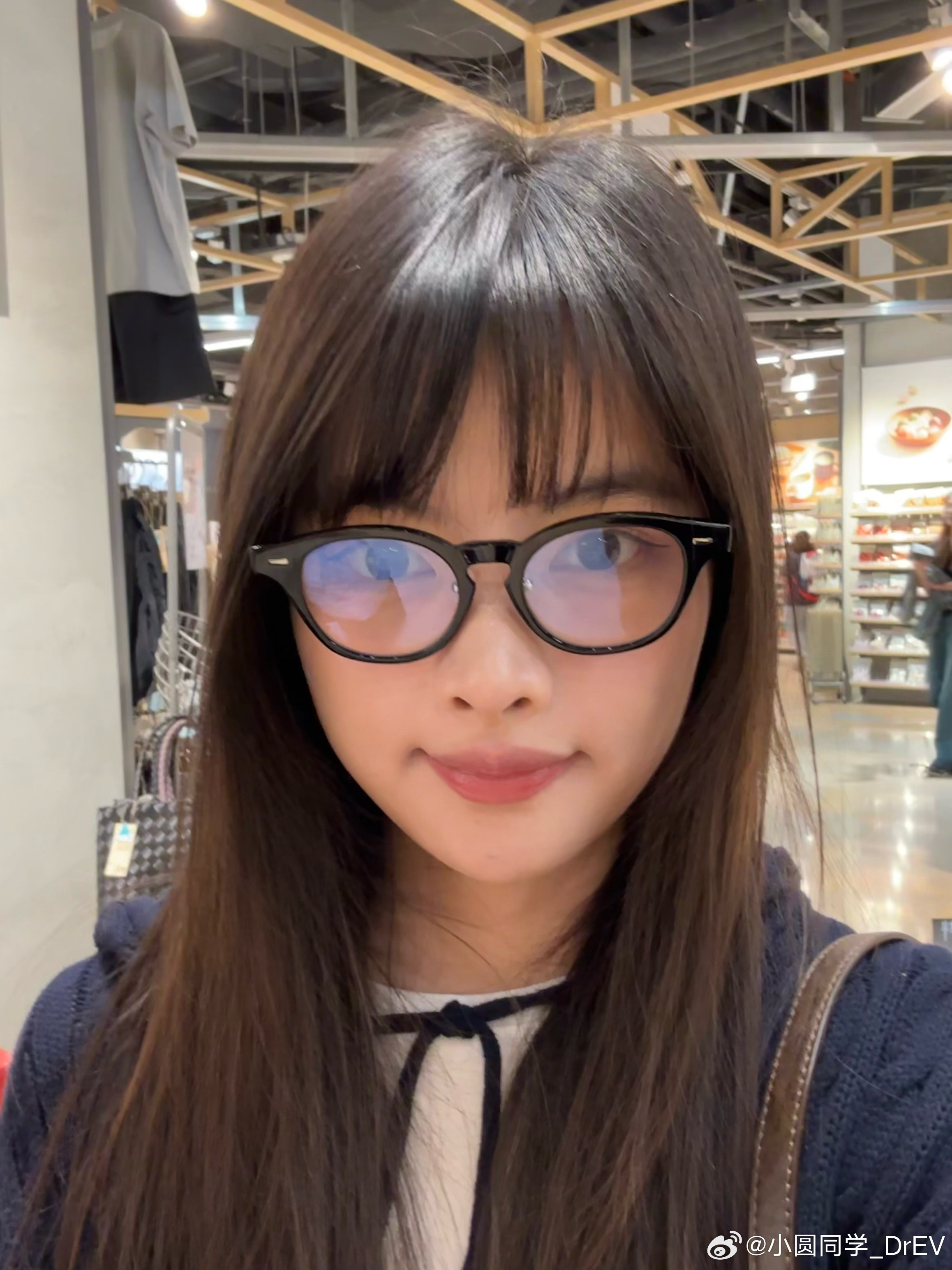 带圆眼镜装下萌妹子[笑着哭]​​​