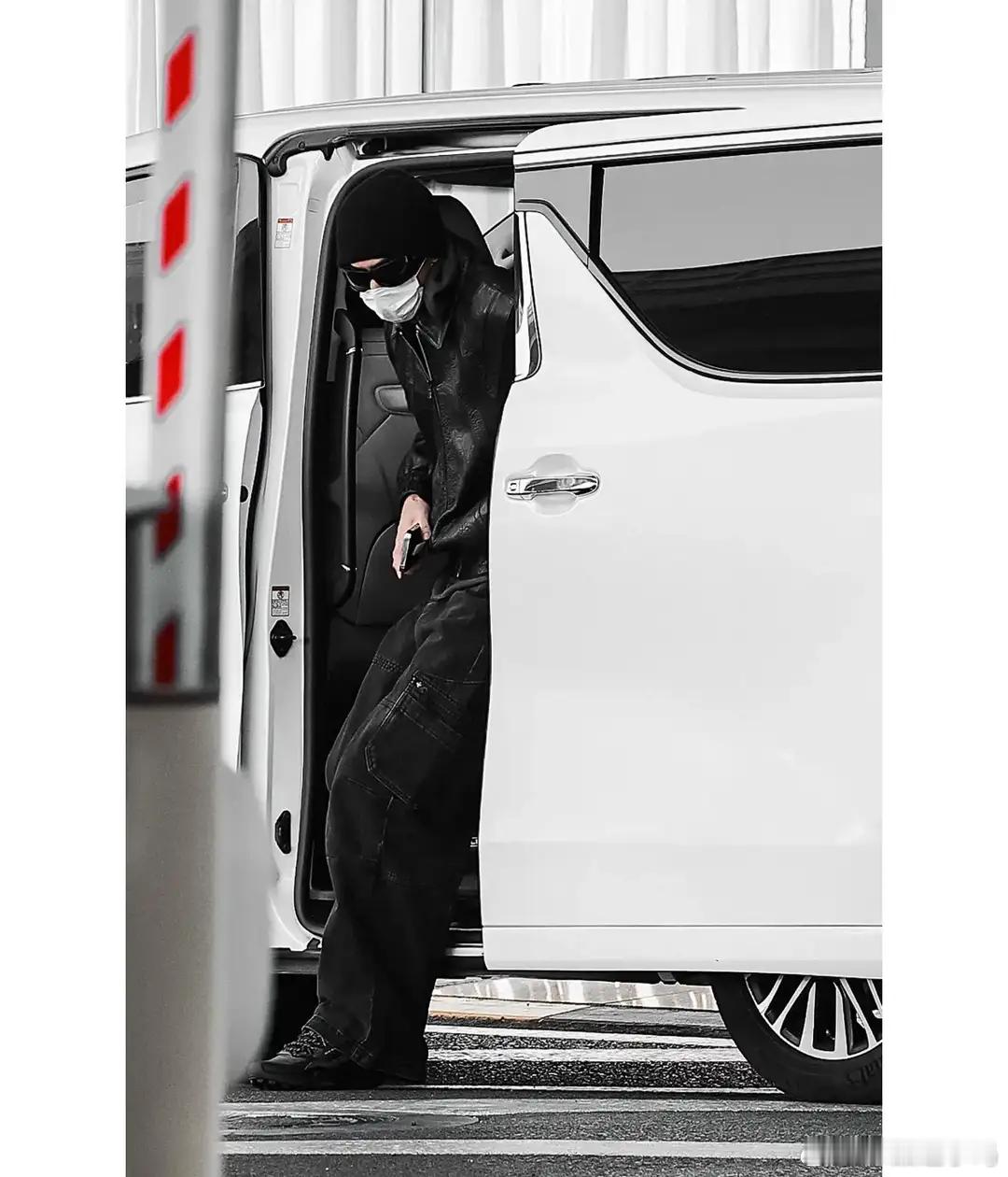 宋威龙机场穿搭，一身黑色穿搭潮到风湿，就连手都很有性张力！！！！