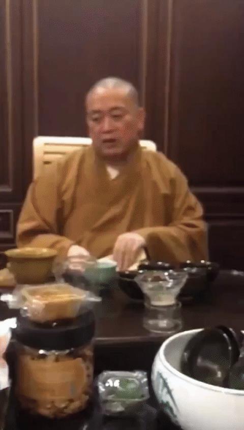 “释总”的茶盘，一般人吃不起的茶叶，在“释总”这里都是小意思……