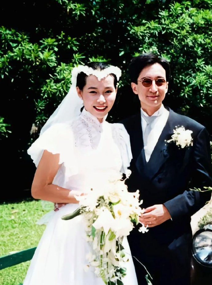 叶童1988年的巴黎草坪婚礼，他们是娱乐圈罕见的从初恋走到白头的夫妻！​​​