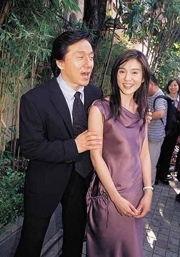 成龙与杨采妮古早合影，2003年，杨采妮因欠债，而重返演艺圈拍电影。成龙大哥