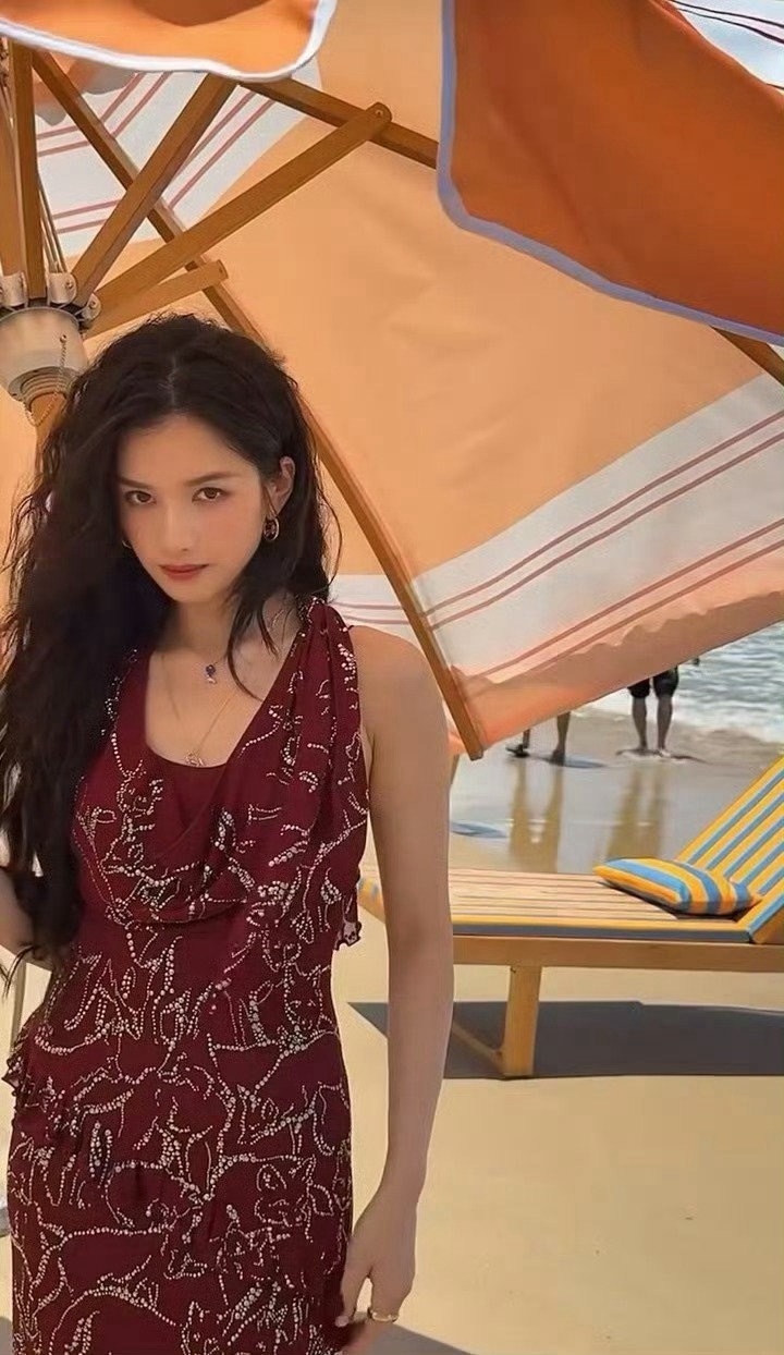 张婧仪今天vogue活动造型，海边度假美人​​​