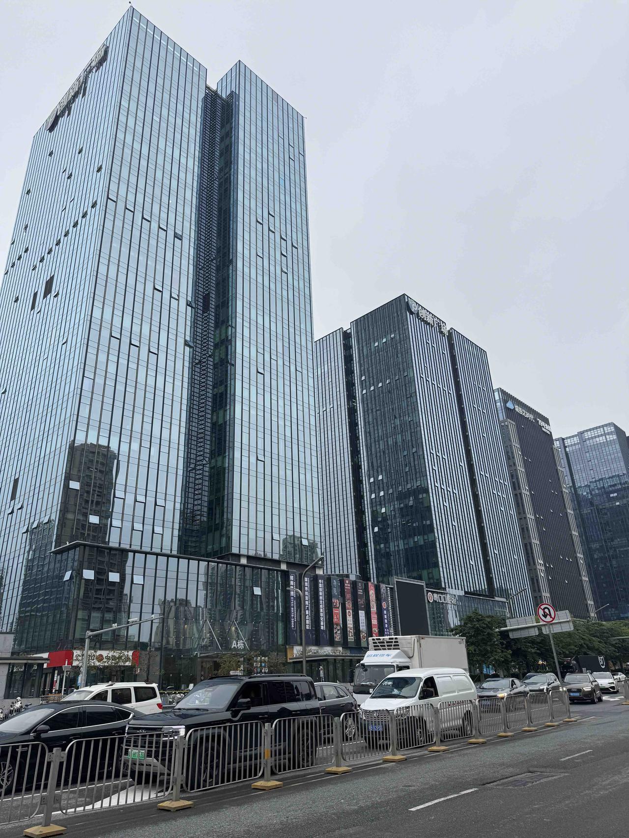 在南山买一套1000万的房子还是在坪山买五套？我估计绝大多数人会说在南山搞一套