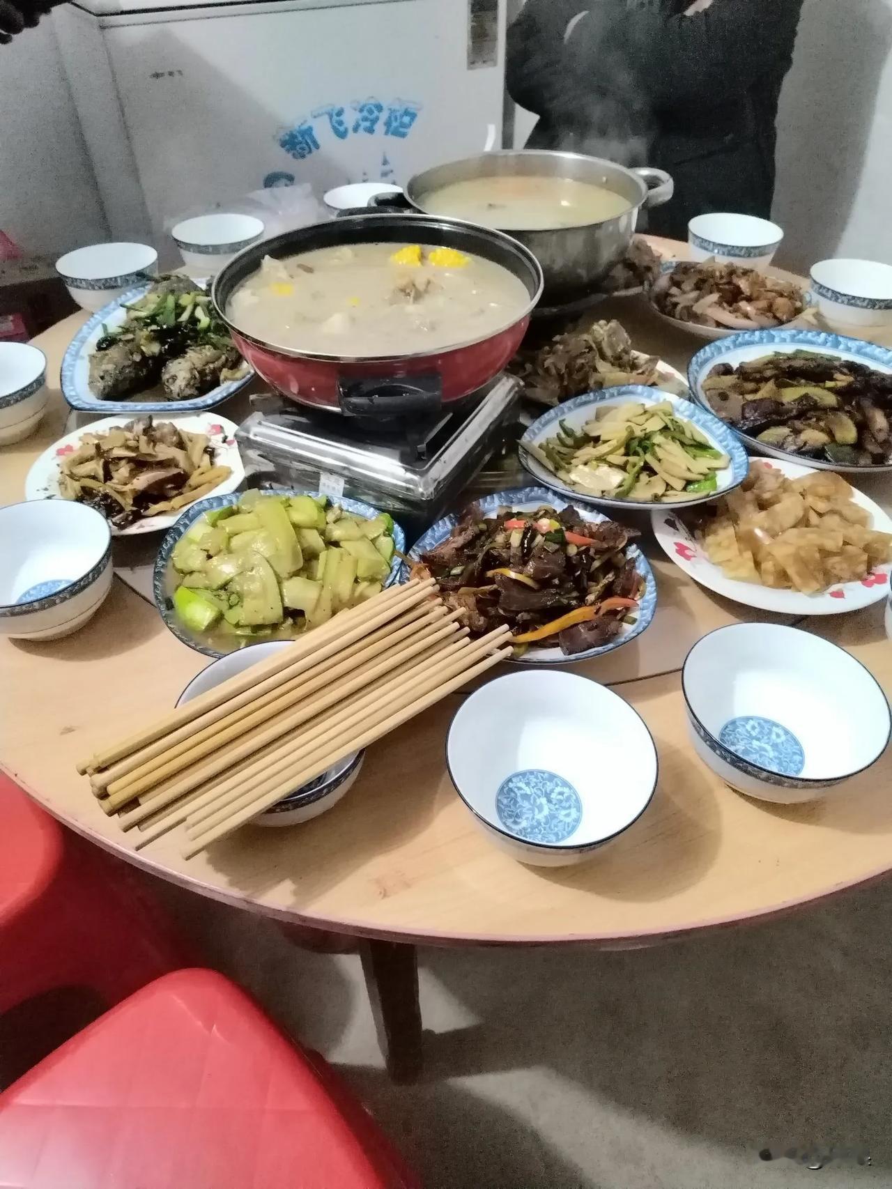 老家这个习惯真不好。[捂脸哭]忙活了大半天，刚坐上吃年夜饭，还没吃几口家里来人了，