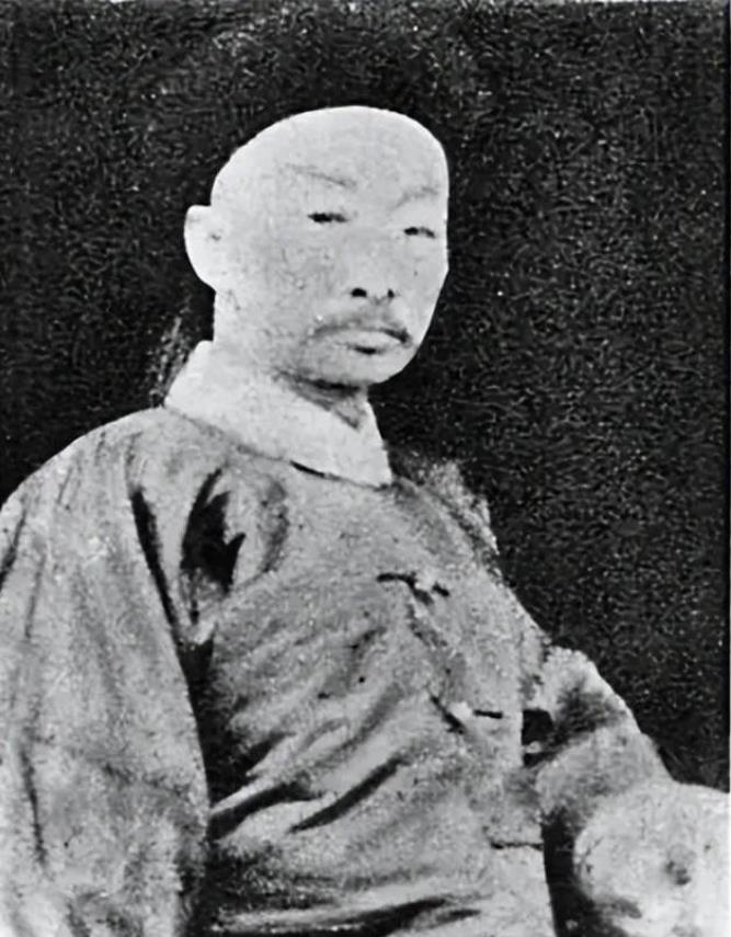 1880年，慈禧的屁股上长了疖疮，烦躁的很。太医们束手无策，毕竟谁敢摸太后的屁股