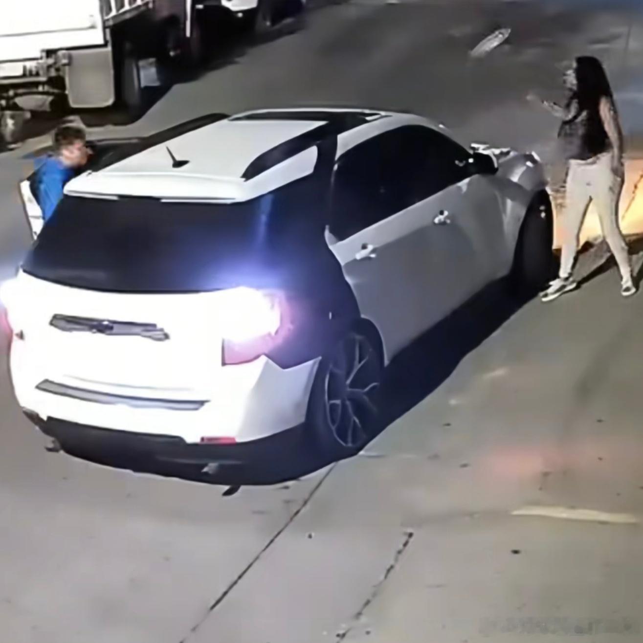 本月发生在墨西哥瓜达拉哈拉街头的枪击事件当真令人错愕！这名男子与前女友当街发生争