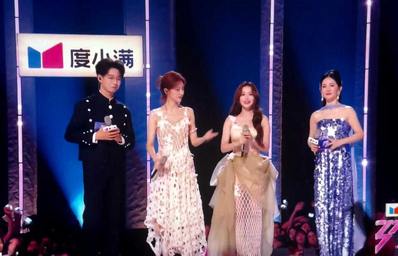 为什么让美女穿着水果网套表演半身挺好，镜头一拉到安崎全身震惊到我！简直是香蕉