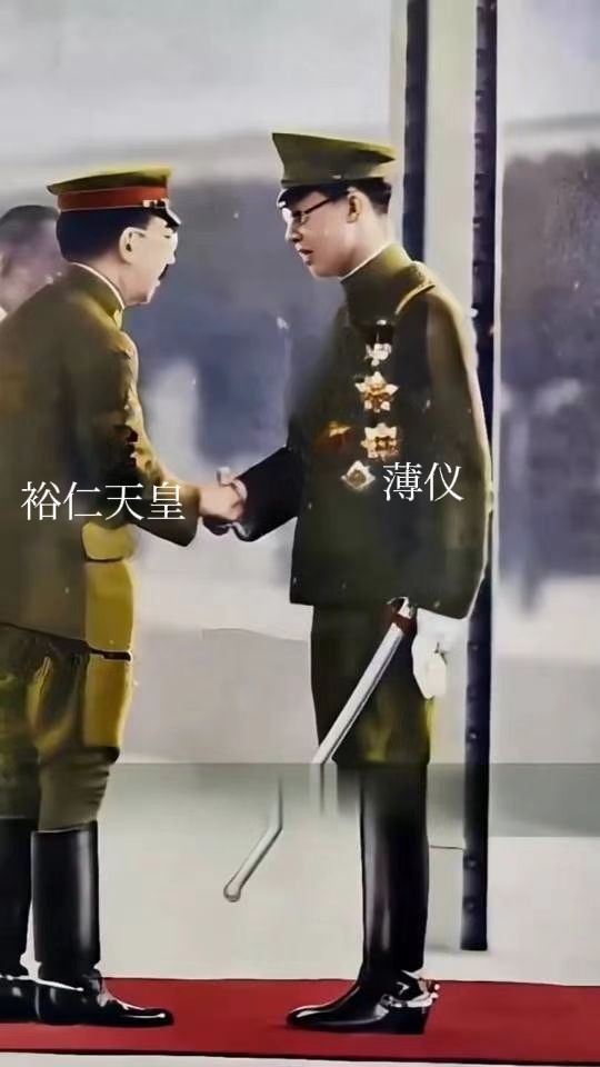 这是1935年溥仪首次访日，裕仁天皇弯着腰与薄仪握手的珍贵画面，薄仪身穿军服，神情自若，也让他受宠若