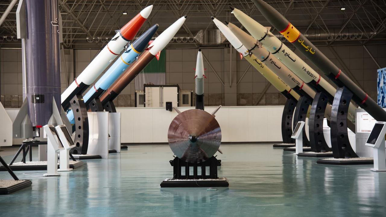 当地时间2026年1月30日，据称伊朗库姆市，升起了一面红色的旗帜，也就是伊朗的