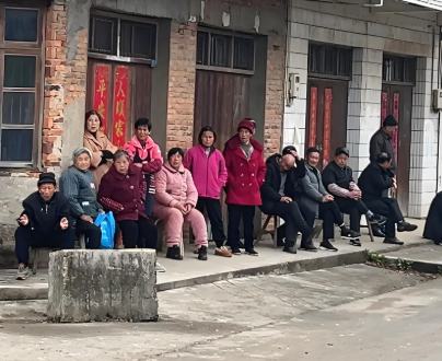 我们村2年时间才结婚了一户人家。我发现最近村里结婚的人是真得少，最近这两年就一户
