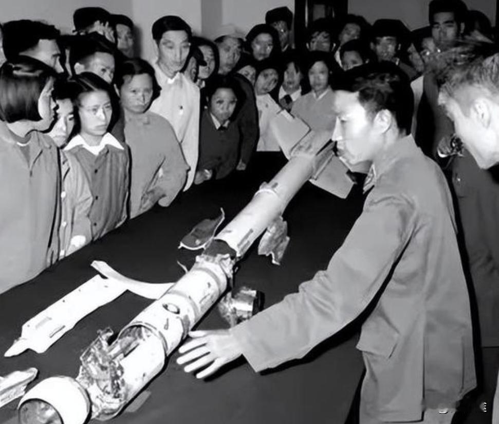 1958年9月，赫鲁晓夫强烈要求中国政府，立马将国民党空军坠落在中国境内的一枚导