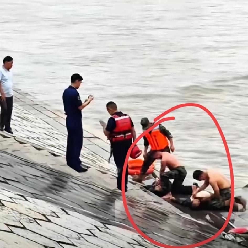 张家界2名钓鱼男子被洪水冲走，看着实在让人唏嘘，不幸遇难！一开始应该保持冷