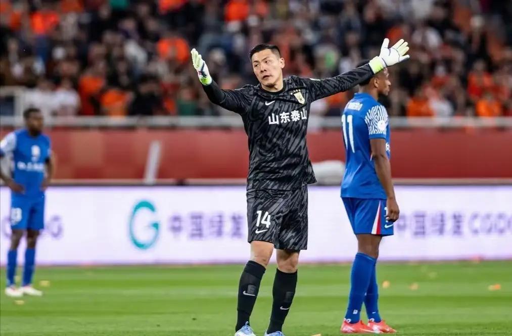 依我多年看球经验，国足守门员王大雷、颜骏凌二人实力“半斤对八两”，水平相差不大！