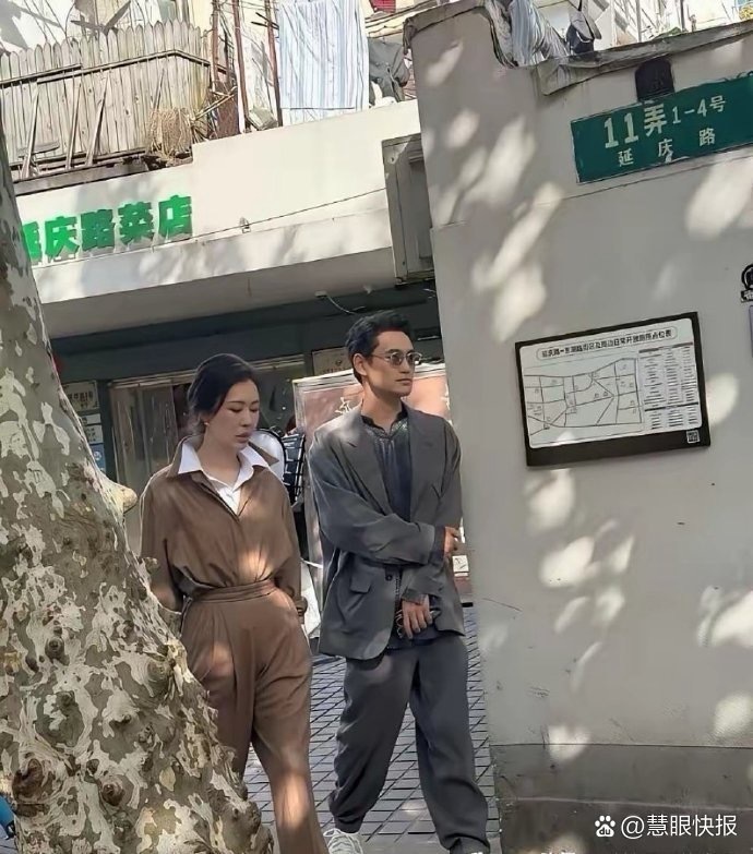 她明明穿的衣服都那么素，发型也很普通，妆也没怎么化，但和袁弘走在街上就是那么的有