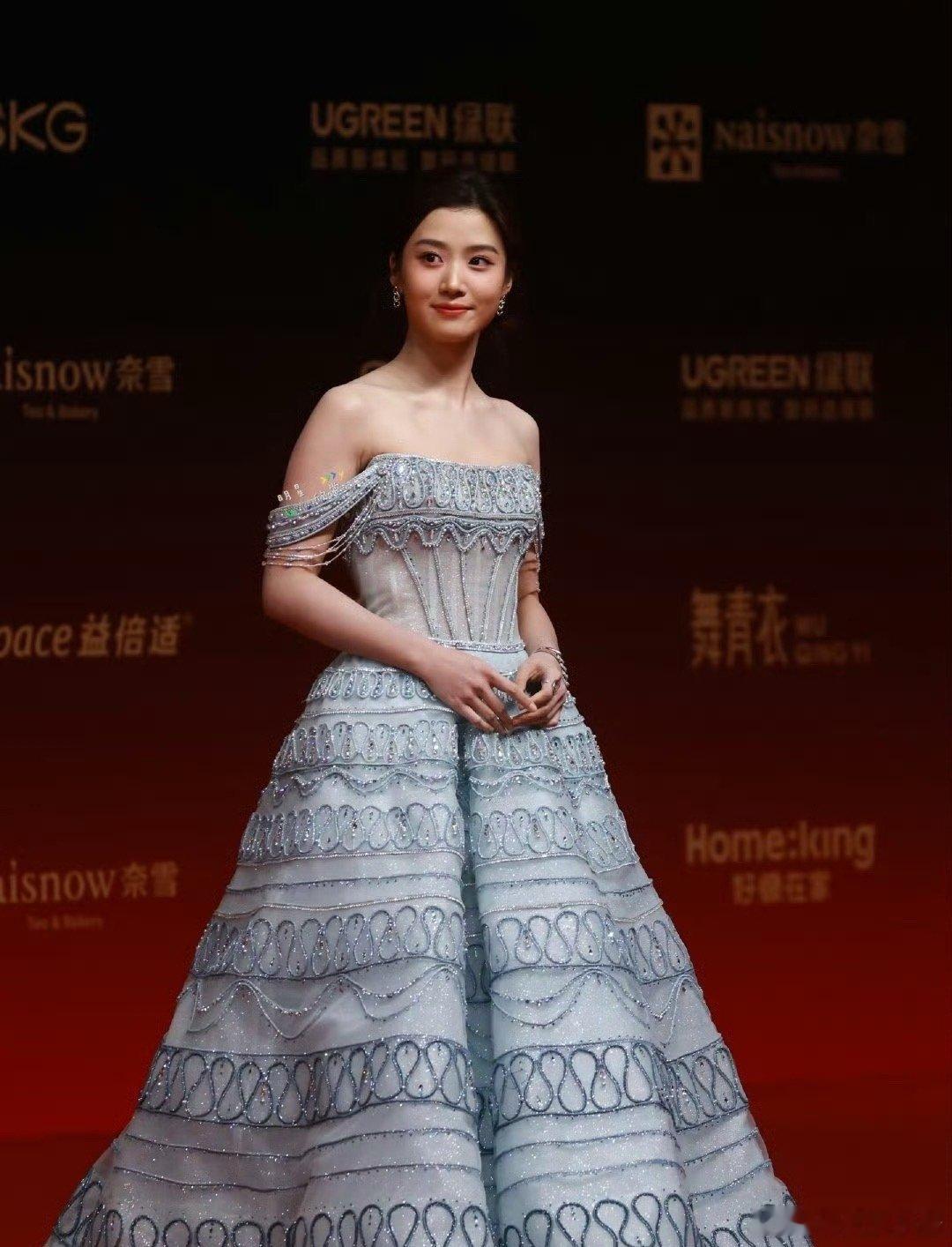 卢昱晓、程潇同场红毯生图🈶️，谁赢了