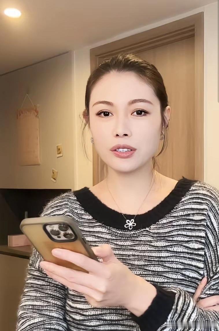 葛荟婕聊天，粉丝说:“你不恨汪峰吗。"葛荟婕说:“我恨他干吗，他挣钱养孩子，他确