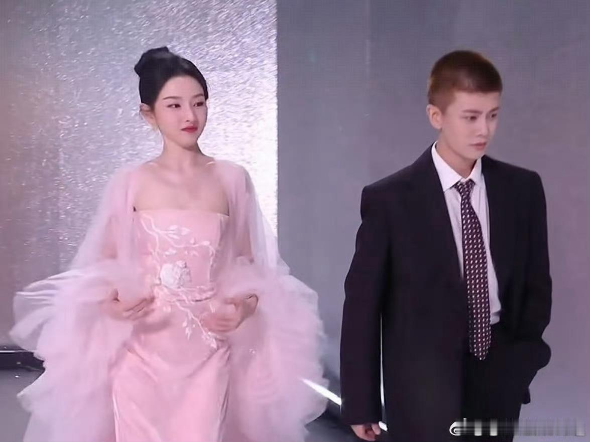 爱奇艺的年度销冠都在这儿了尖叫之夜群星庆荣耀！白鹿敖瑞鹏、刘宇宁李一桐、任嘉伦