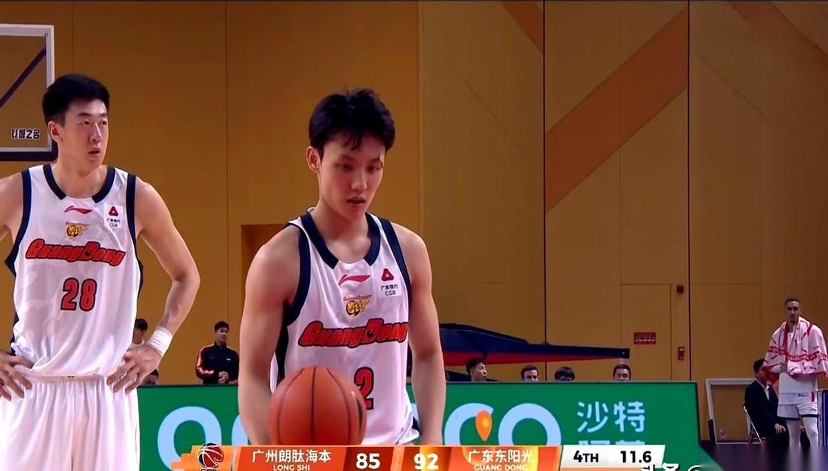 我真忍不住了，就想问一句，徐杰这样的球员，凭什么不能进国家队？一米七几的个子，