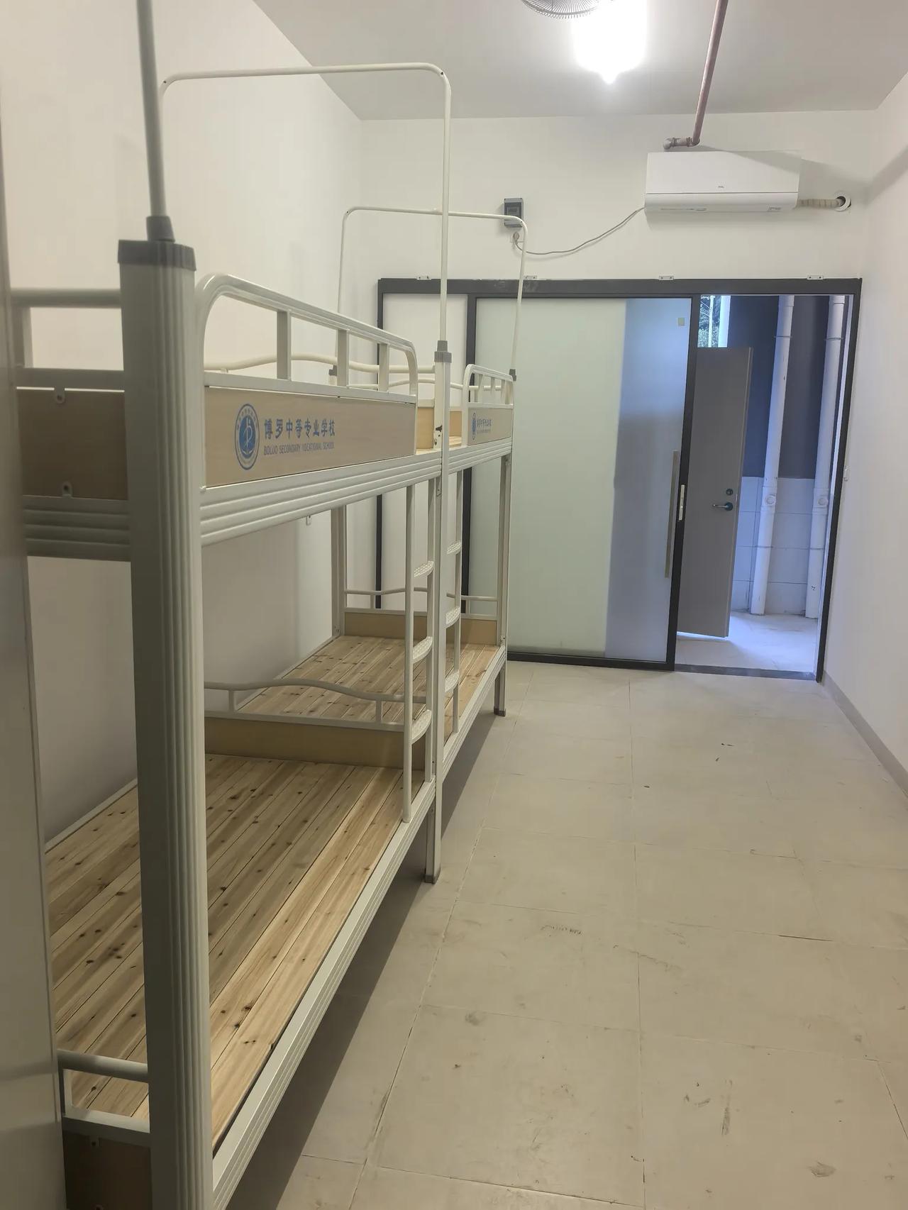 帮大家跑了一趟博罗中专学校，这住宿环境，楼下就是食堂。听说学校有三个食堂。以