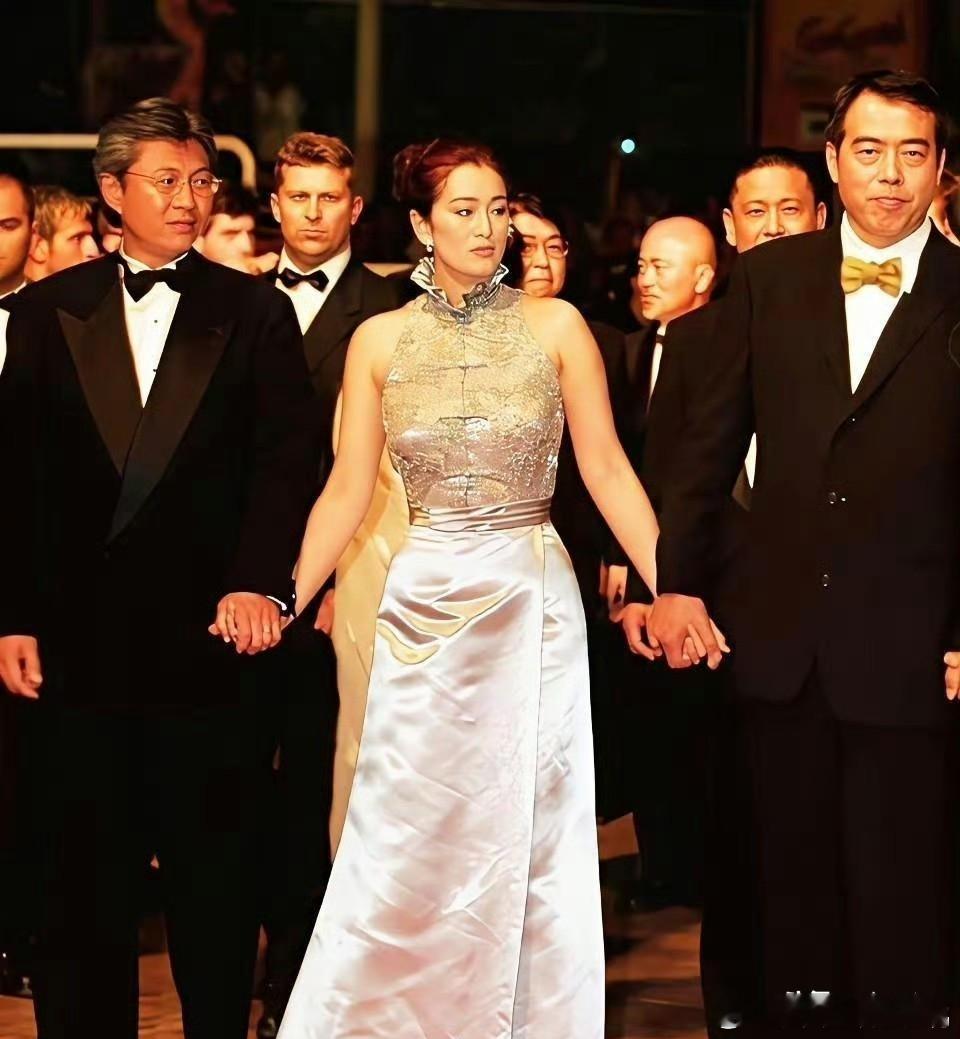 巩俐在国外真的太出挑了！穿着一身带花卉刺绣的长裙，整个人高雅又大气，回头一笑，直