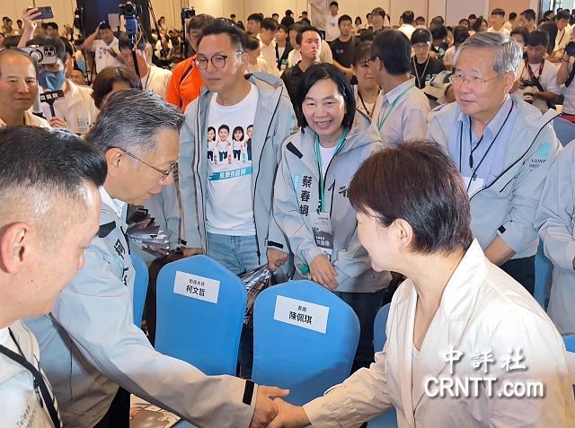 民众党7周年党庆，卢秀燕和柯文哲陈佩琪夫妇握手寒暄中国国民党籍台中市长卢秀燕今