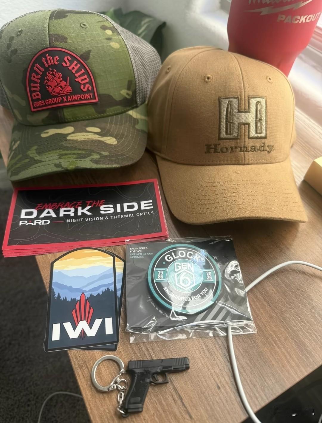 国外枪展突击步枪可是战场上的明星武器。像经典的AK-47，它皮实耐用，结构