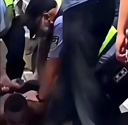 “你们中国警察管不着我。”在深圳商场有个老外撒泼，又推人又摔东西，警察来了他