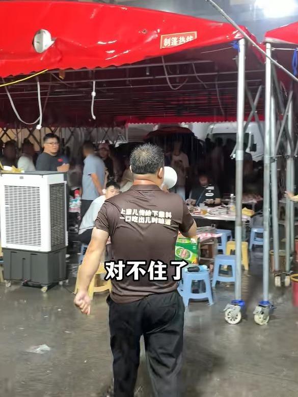 石家庄烧烤店老板暴雨中免单70桌损失近3万元，顾客扫码100块，老板说，不是为了