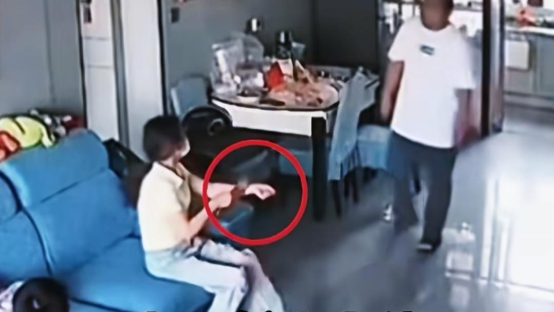 2019年冬天，用刀逼我离婚的前妻，上班一个月后，她扑通跪在我面前，又哭又闹。