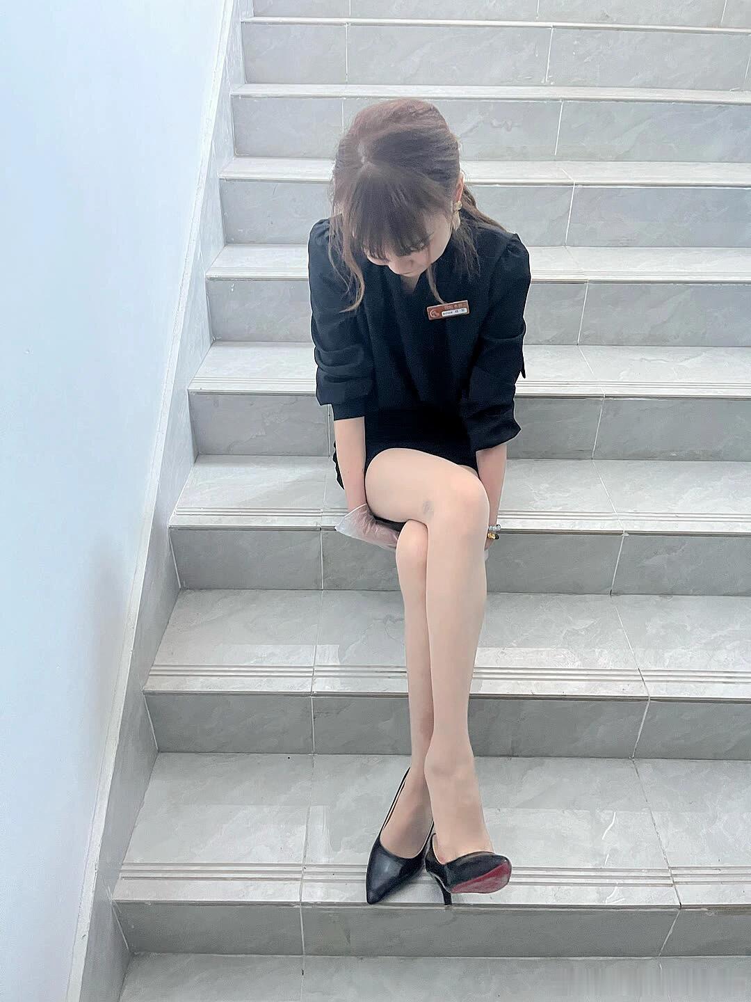 制服丝袜高跟鞋，楼道也很出片呀～​​​