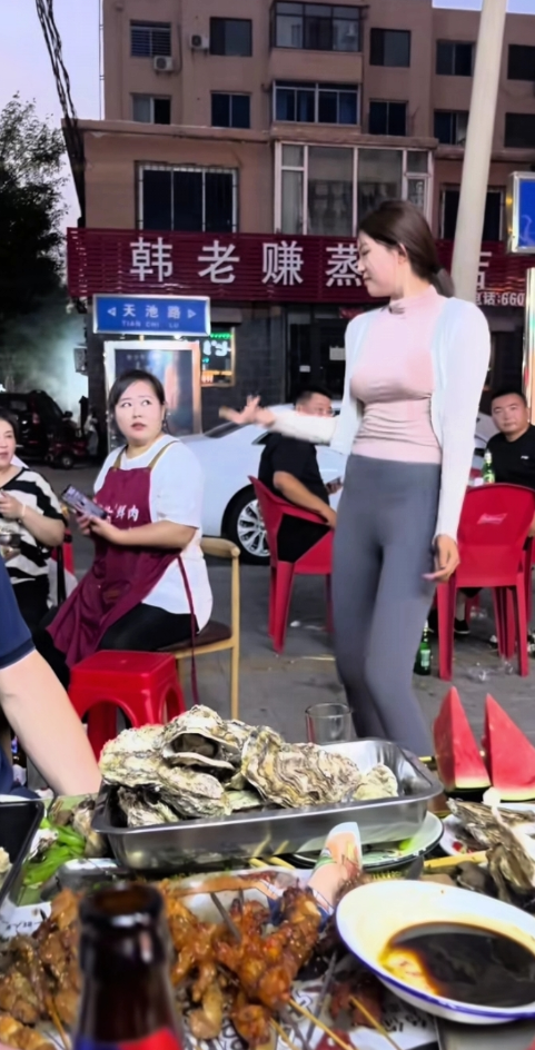 这给瞪的，这地方好呀！烧烤带吃