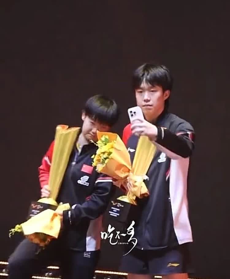 发现没有？只要哥姐拎拍子上，冠军就去不了别人家[捂脸哭]莎姐：奖杯太重，小