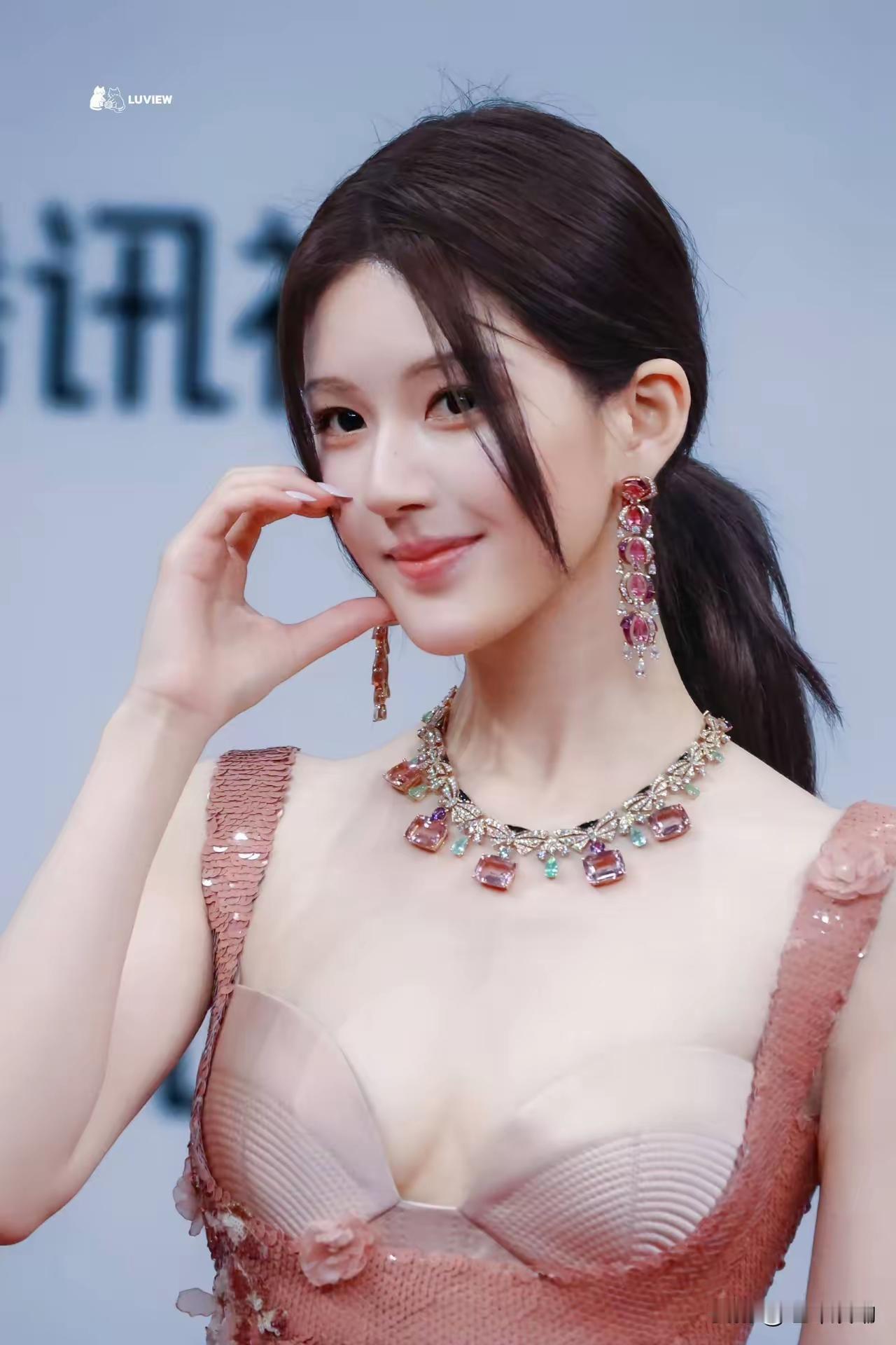 宝格丽没想到，赵露思也没想到，她为了衬这件全球仅此一件的高级珠宝，能更亮眼些