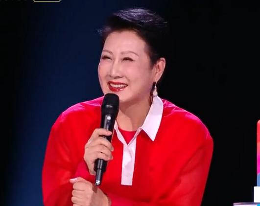 张凯丽参加浪姐，姿态摆的很高，连道歉都带着几分委屈！她点评浪姐五公团秀舞台被网友