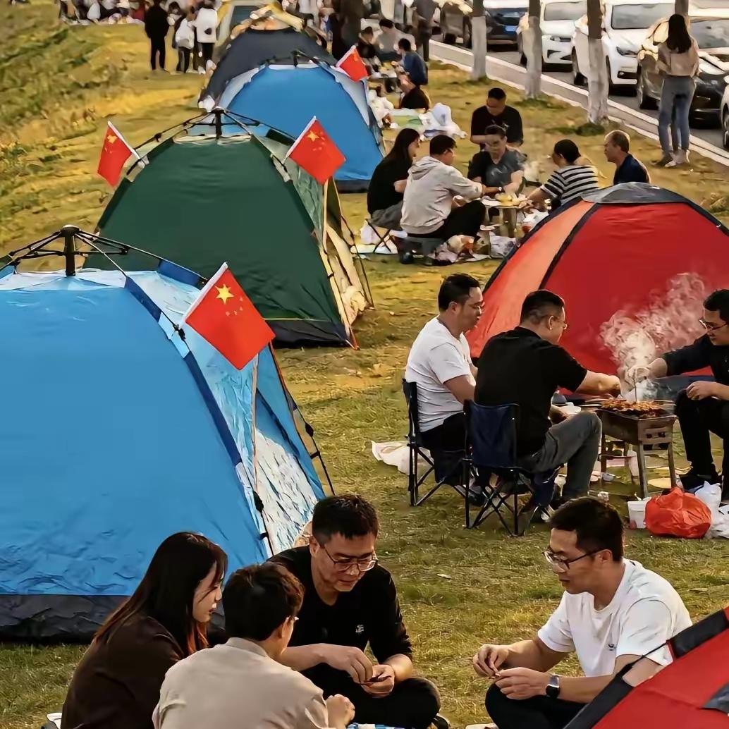 最让人担心的事儿还是来了，帐篷居然把酒店给“挤”下去了，说到底就俩原因：消费想法